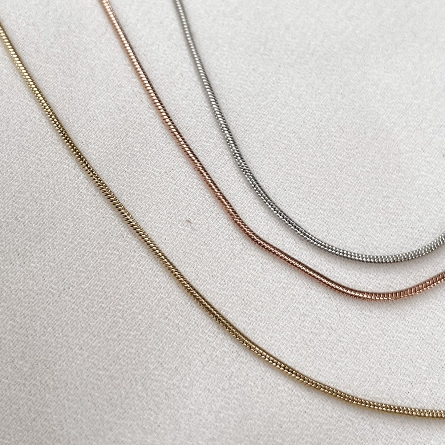 Set de tres cadenas separadas de acero inoxidable en color dorado, rose Gold y plateado.